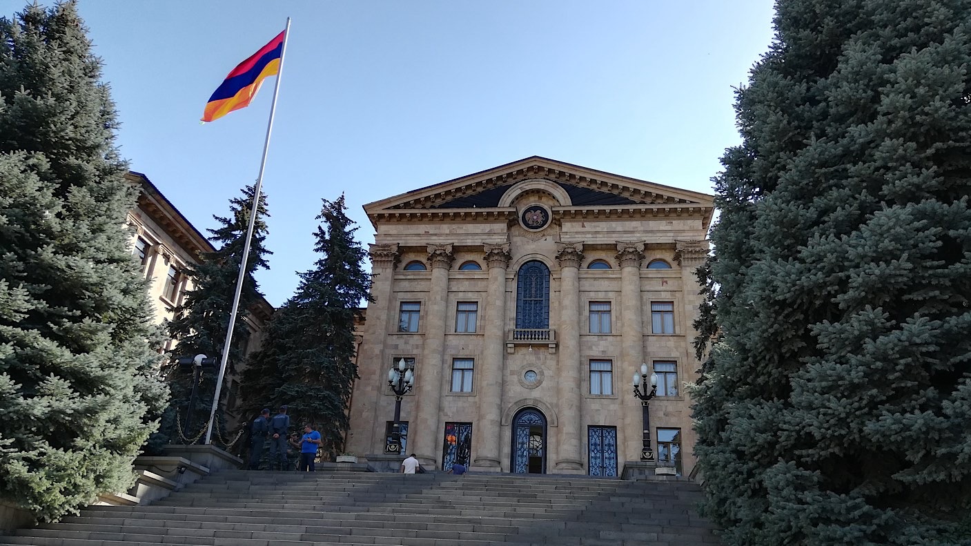 Parlamento da Armênia, aliada militar formal da Rússia, ratifica por 60 ...