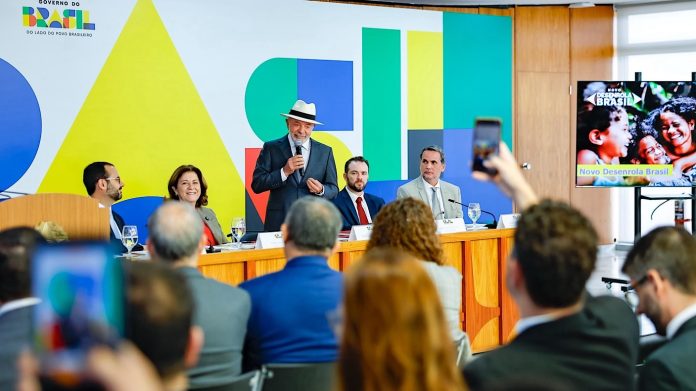 Se aproximando da eleição, governo Lula anuncia o fim da polêmica “Taxa da blusinha”