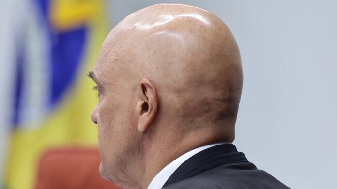Moraes determina que Flávio Bolsonaro fique 90 dias sem visitar o pai após leitura de carta em vídeo