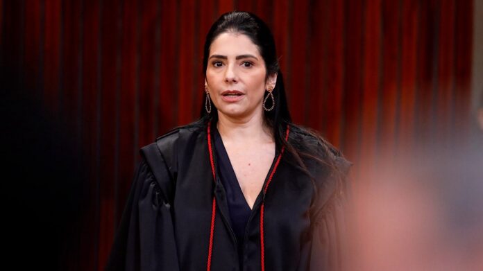 Ministra do TSE que proibiu púlpito vazio de Lula no debate da Globo já trabalhou no governo, é ligada a Dino e ao famoso grupo de juristas pró-Lula “Prerrogativas”