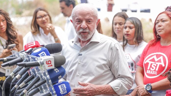 Após eleição conturbada e prorrogação inédita do horário de votação, dados do TSE apontam a reeleição de Lula para cumprir um quarto mandato como presidente do Brasil