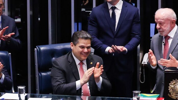 Alcolumbre faz as contas e confirma que já tem apoio suficiente para continuar na presidência do Senado e espalha recado de que não pautará impeachment de ministros do STF